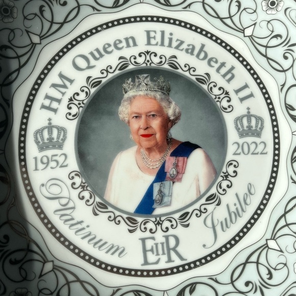 Queen Elizabeth II Platinum Jubilee Commemorative Plate - Picture 4 of 7
